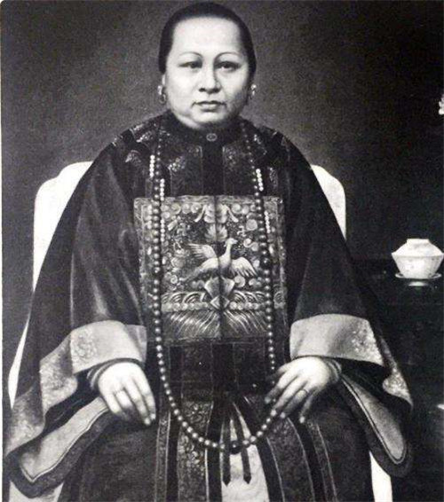 1869年,何仕文的事业遭到打击,这时候他觉得香港已经没什么值得留念的