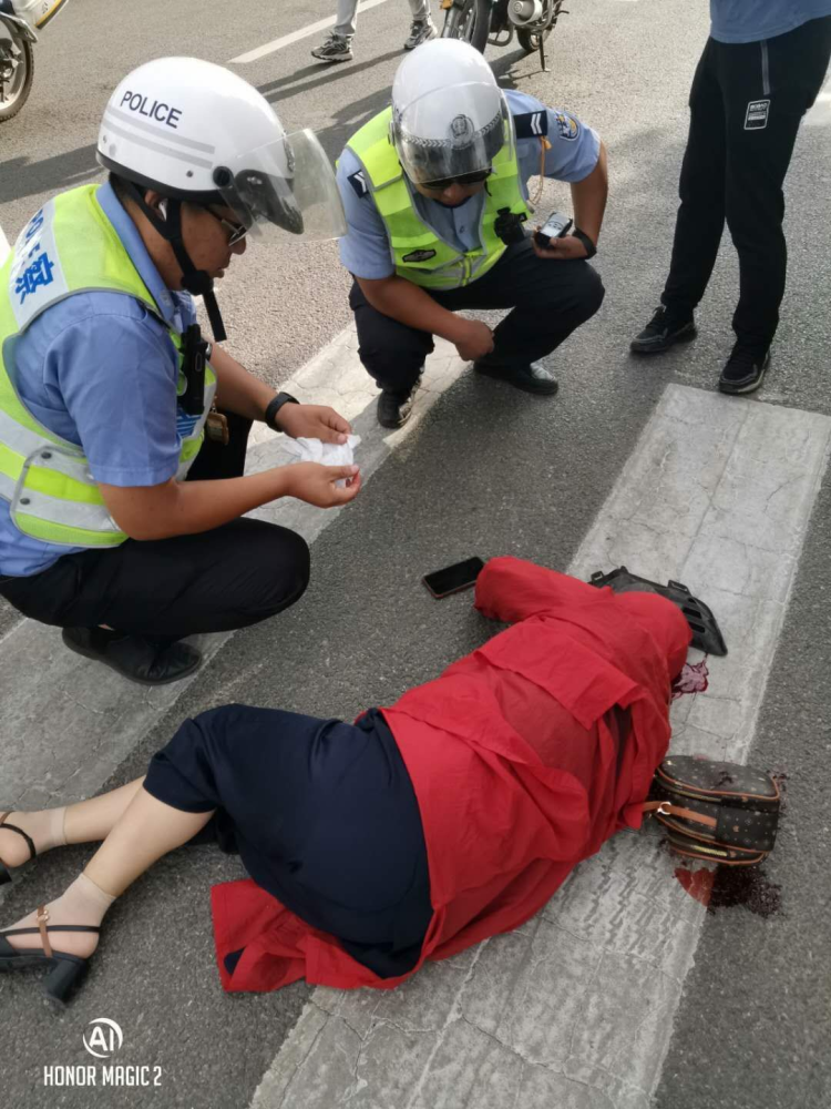 忻州公园街发生事故一女子倒地不起
