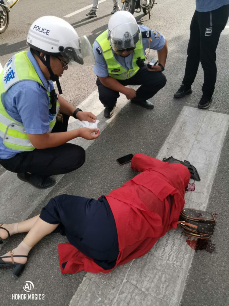 忻州公園街發生事故一女子倒地不起