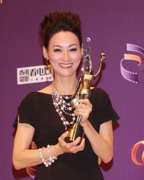 蔡卓妍|阿Sa否认与百亿男友情变，英皇的女艺人们为何个个情路坎坷？