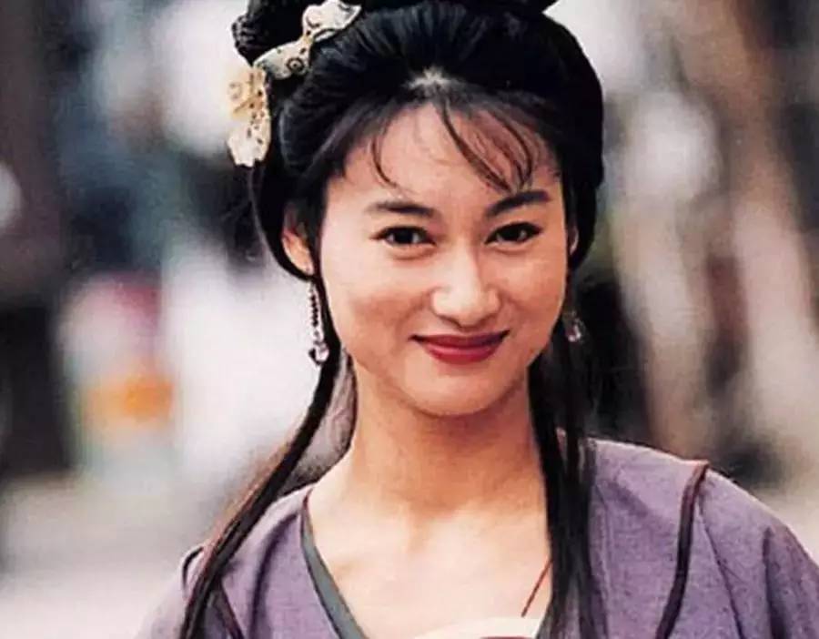 蔡卓妍|阿Sa否认与百亿男友情变，英皇的女艺人们为何个个情路坎坷？