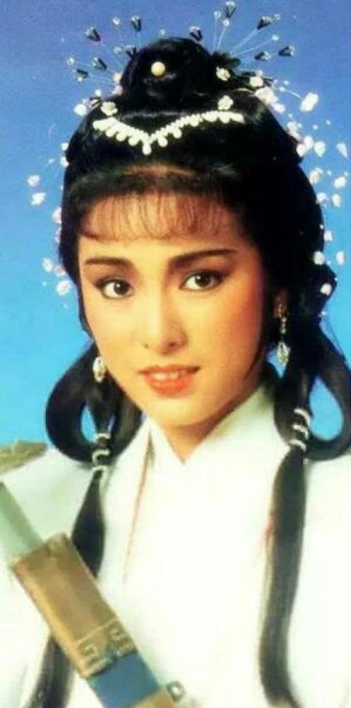 蔡卓妍|阿Sa否认与百亿男友情变，英皇的女艺人们为何个个情路坎坷？