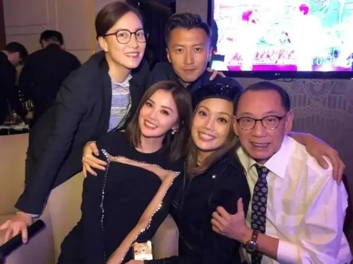 蔡卓妍|阿Sa否认与百亿男友情变，英皇的女艺人们为何个个情路坎坷？