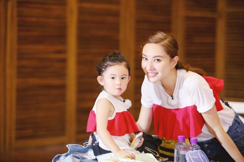 蔡卓妍|阿Sa否认与百亿男友情变，英皇的女艺人们为何个个情路坎坷？