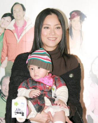 蔡卓妍|阿Sa否认与百亿男友情变，英皇的女艺人们为何个个情路坎坷？