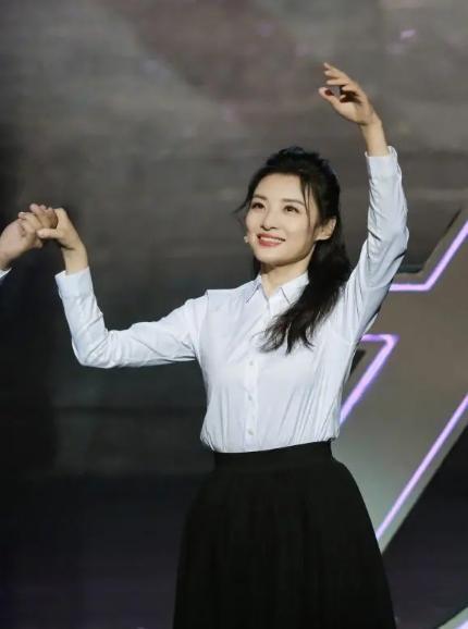 蔡卓妍|吃瓜日报丨阿Sa和百亿男友分手？女偶像上千私照遭泄露？