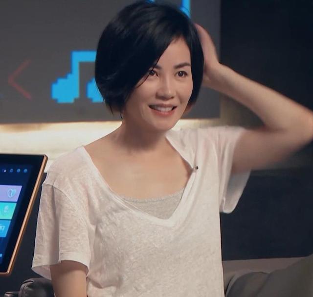 王菲|王菲现身直播K歌，打扮随意状态超好，清澈干净的嗓音十分迷人
