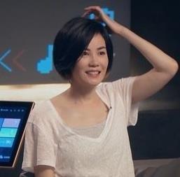 王菲|王菲现身直播K歌，打扮随意状态超好，清澈干净的嗓音十分迷人