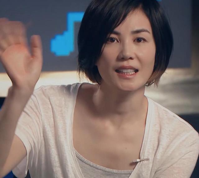 王菲|王菲现身直播K歌，打扮随意状态超好，清澈干净的嗓音十分迷人