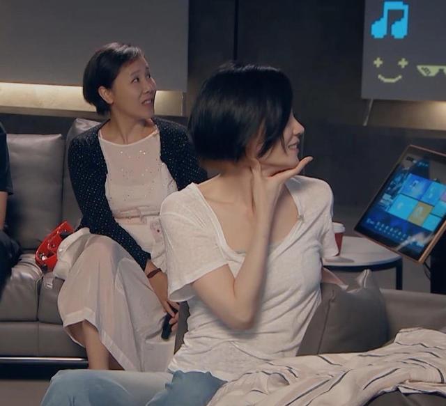 王菲|王菲现身直播K歌，打扮随意状态超好，清澈干净的嗓音十分迷人