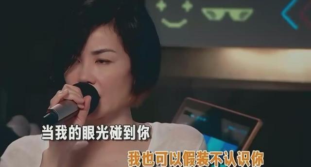 王菲|王菲现身直播K歌，打扮随意状态超好，清澈干净的嗓音十分迷人