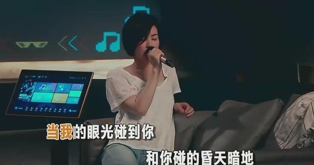 王菲|王菲现身直播K歌，打扮随意状态超好，清澈干净的嗓音十分迷人