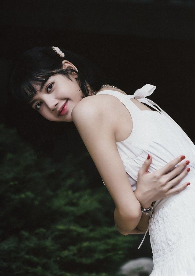 blackpink辣lisa夏日写真集流出!腿精本精了!_腾讯新闻