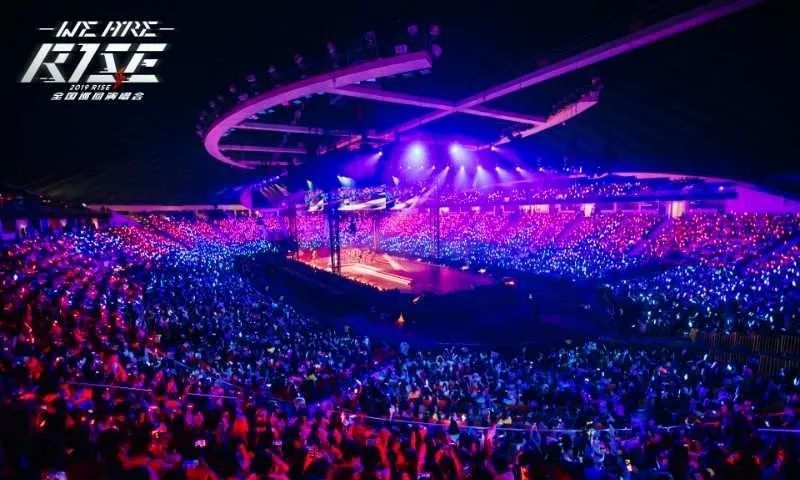 r1se|R1SE团魂炸裂，精神小伙沙雕又敬业，粉丝都管不住的土味