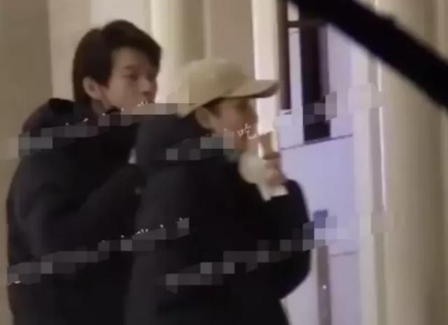 魏大勋|跟杨幂恋爱压力大？魏大勋现身晚会表演发际线抢镜，假发片超诡异