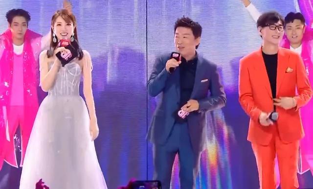 魏大勋|跟杨幂恋爱压力大？魏大勋现身晚会表演发际线抢镜，假发片超诡异