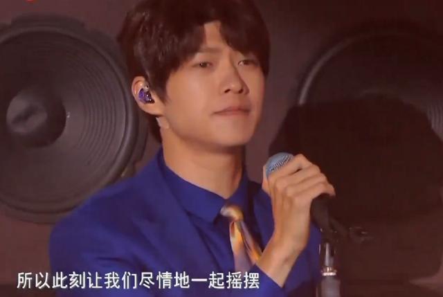 魏大勋|跟杨幂恋爱压力大？魏大勋现身晚会表演发际线抢镜，假发片超诡异