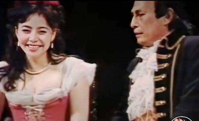 当时的宋丹丹正在表演话剧,而她的服装是一身粉色公主裙