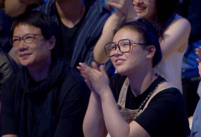 马思纯|马思纯和妈妈现身观众席，一个镜头就让观众直呼：这不是贾玲吗？