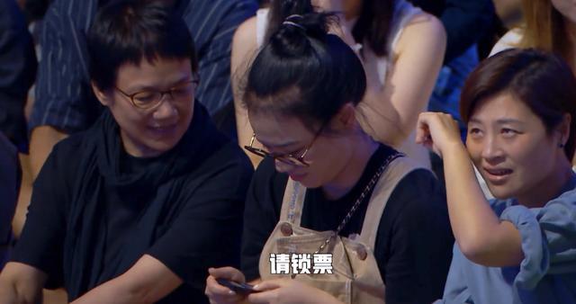 马思纯|马思纯和妈妈现身观众席，一个镜头就让观众直呼：这不是贾玲吗？