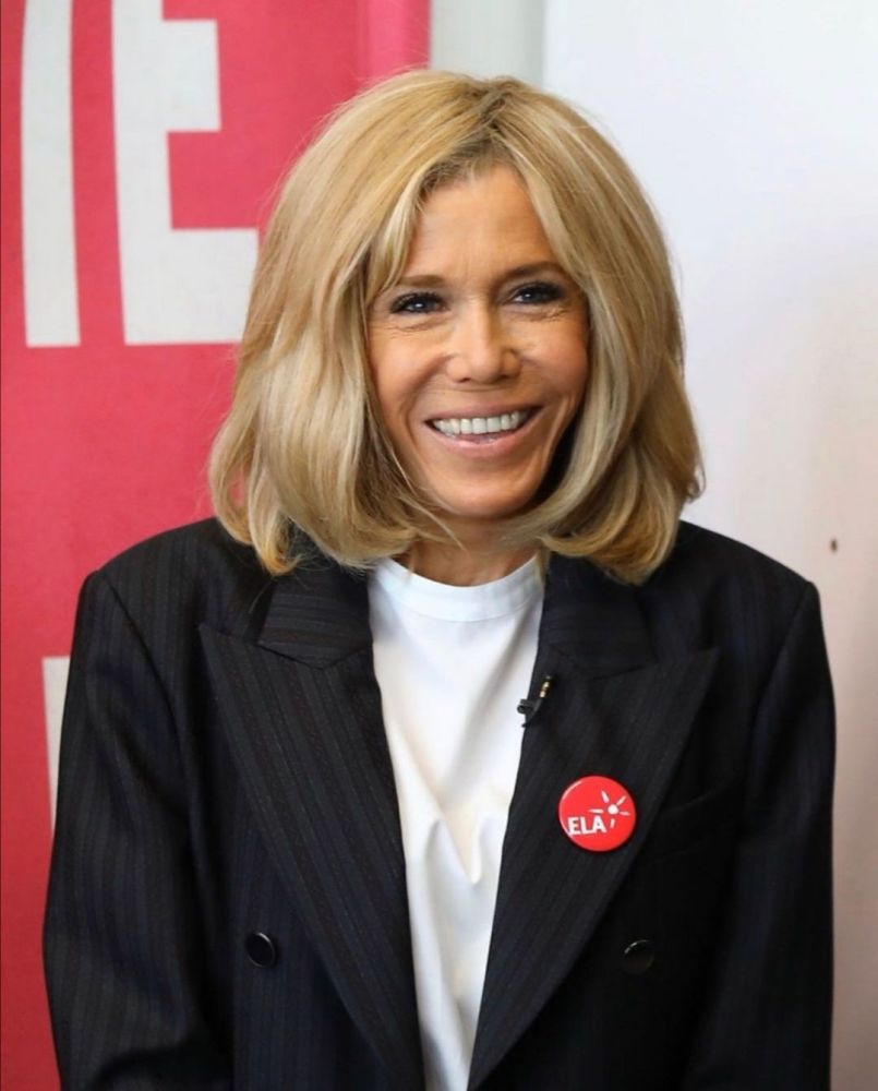 法国总统夫人不服输穿大红衣服凹造型却被80岁老太抢了风头