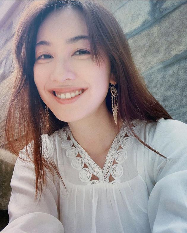 据港媒报道,前港姐季军朱千雪在经过三个月的实习期后,正式成为一名