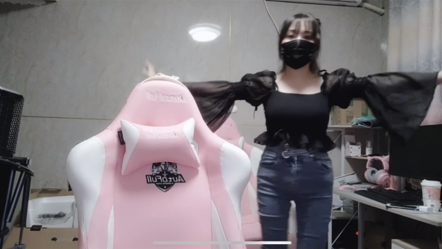 作为一个依靠吃鸡火起来的游戏主播,小团团是众多网红主播中,最为成功