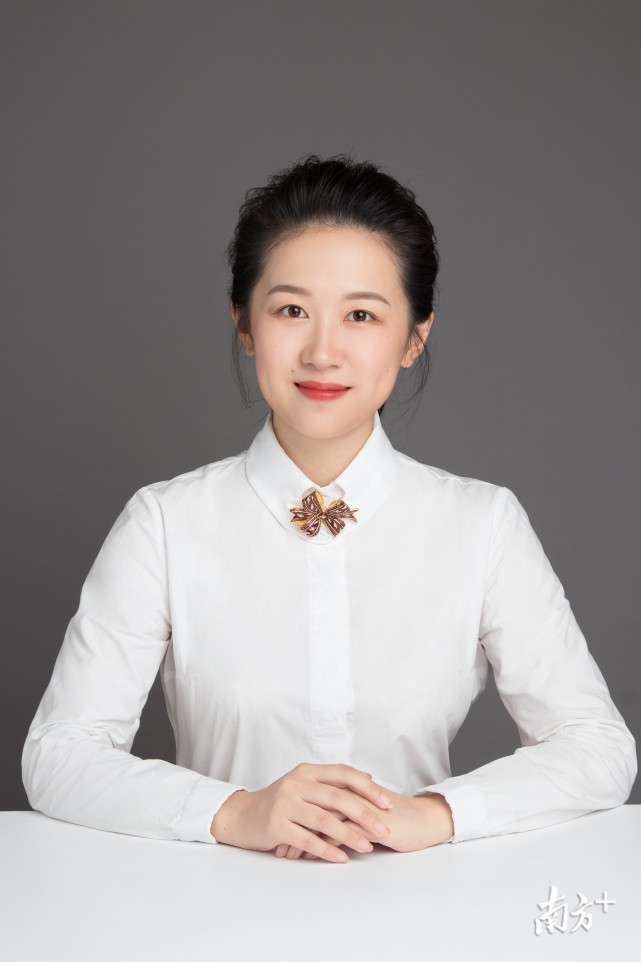 (集团)高中部语文老师夏小涵心里,"来了就是深圳人"不仅仅是一句口号