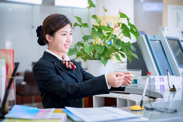 辽宁某银行工作人员被抓为他人谋取不正当利益索取好处费