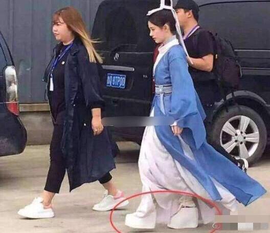 鞠婧祎|鞠婧祎身高再引争议！穿增高鞋仍被虞书欣碾压，被指虚报不止一次