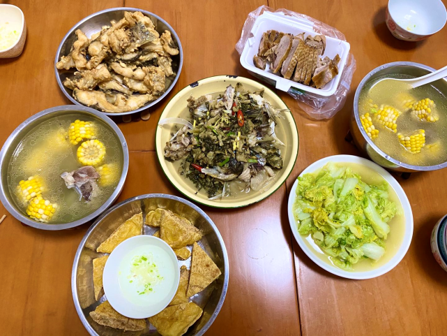 一家人晚餐 做了5菜1汤 花150 网友 太值了 比饭店还给力 白菜 鱼头 大头鱼 嫩豆腐