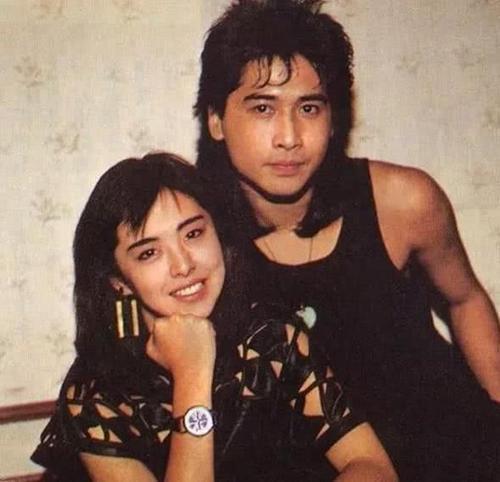 王祖贤|偶遇53岁王祖贤与神秘男士逛街，打扮朴素似乎发福不少