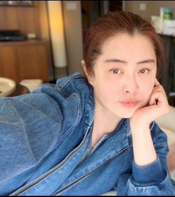 王祖贤|偶遇53岁王祖贤与神秘男士逛街，打扮朴素似乎发福不少