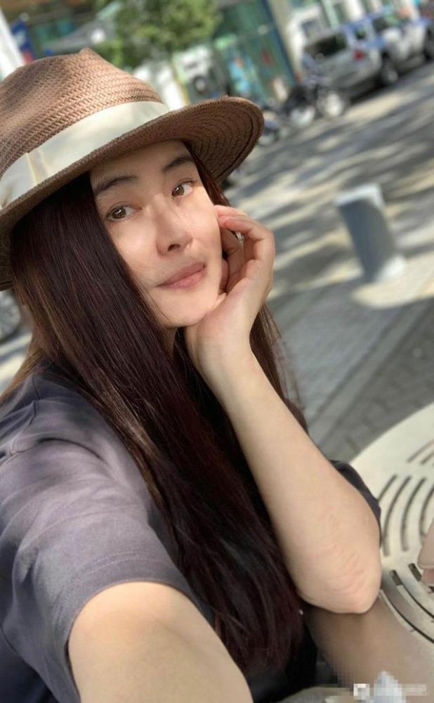 王祖贤|偶遇53岁王祖贤与神秘男士逛街，打扮朴素似乎发福不少