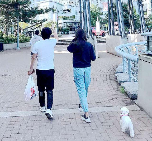 王祖贤|偶遇53岁王祖贤与神秘男士逛街，打扮朴素似乎发福不少