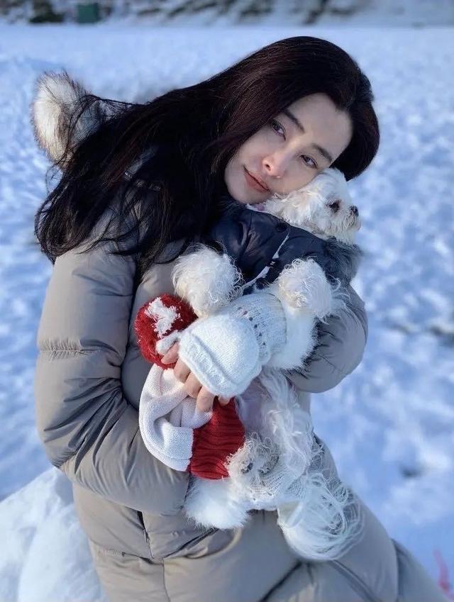 王祖贤|偶遇53岁王祖贤与神秘男士逛街，打扮朴素似乎发福不少