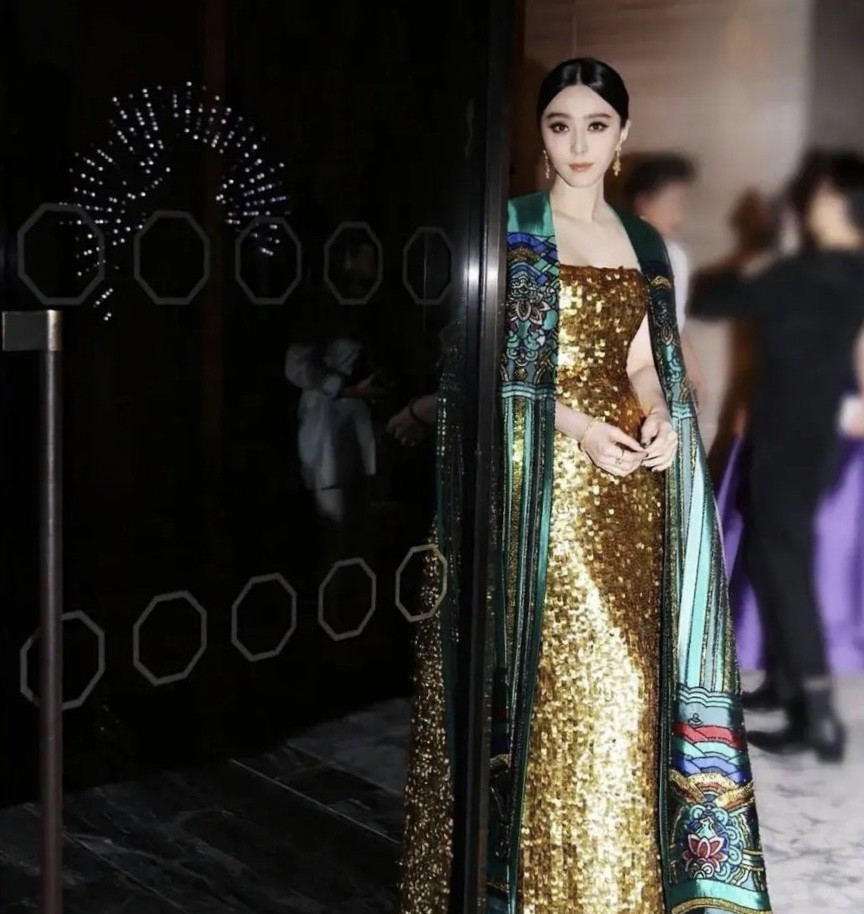 范冰冰|野心藏不住，穿龙袍的不止范冰冰，还有人淡如菊的她