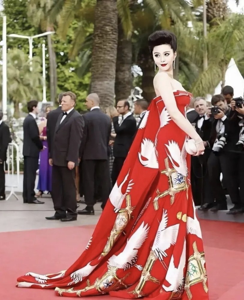 范冰冰|野心藏不住，穿龙袍的不止范冰冰，还有人淡如菊的她