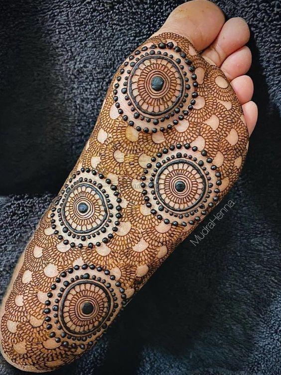 脚底板画画不会痒吗印度美脚美足美手展示印度海娜手绘图案