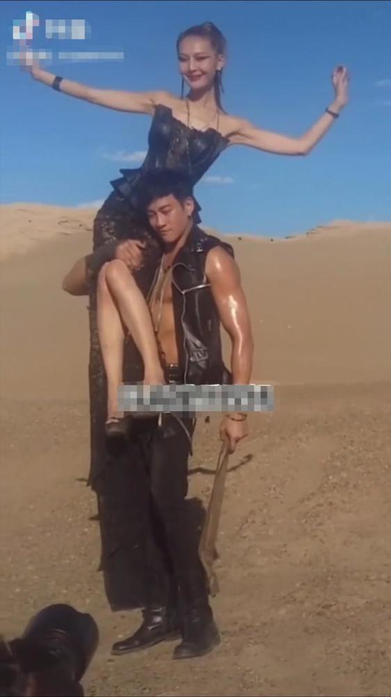 何润东|44岁何润东烈日下单手扛娇妻两小时，遭网友调侃：史上最猛的男人！