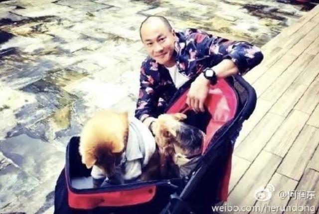 何润东|44岁何润东烈日下单手扛娇妻两小时，遭网友调侃：史上最猛的男人！