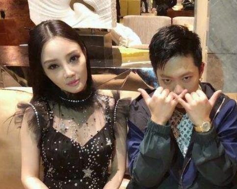 李小璐|李小璐晒近照大秀小蛮腰，直言我不好惹，疑隔空响应PG one