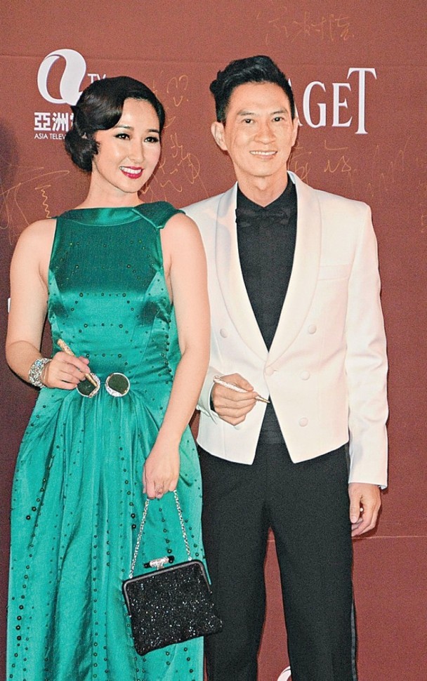 张家辉14岁女儿越长越美关咏荷素颜带张童逛街两母女共用一张脸