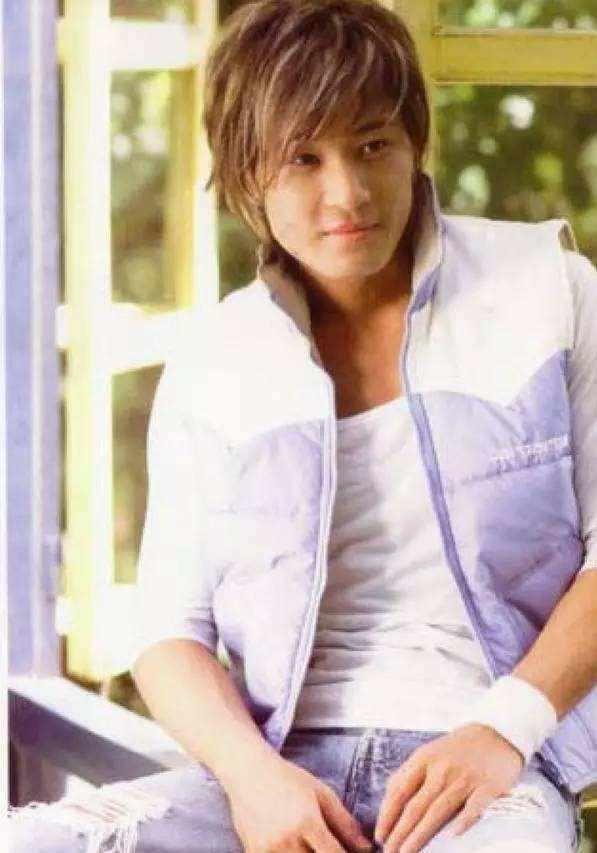 男主季晴川的扮演者许绍洋,如今已变成微微发福的大叔,在娱乐圈几乎查