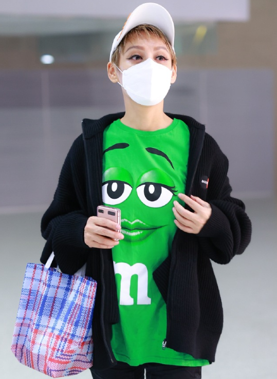 表情包|宁静深夜现身机场，自黑穿同款表情包，手拿编织袋喜感十足