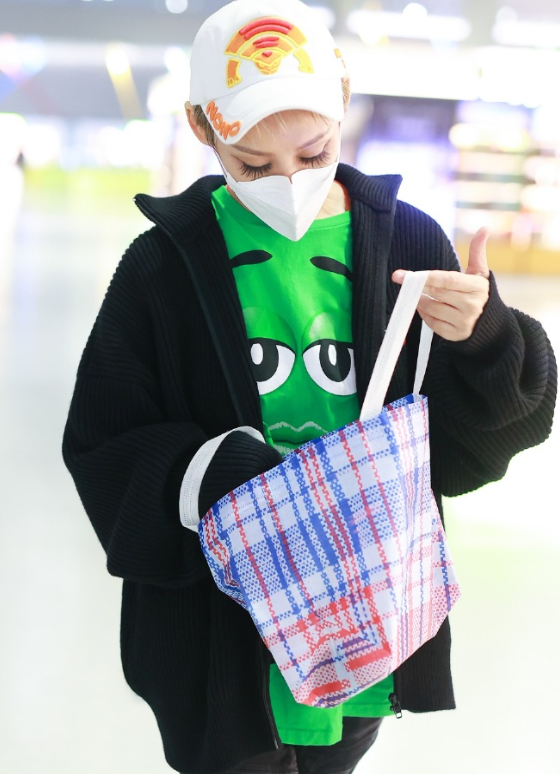 表情包|宁静深夜现身机场，自黑穿同款表情包，手拿编织袋喜感十足