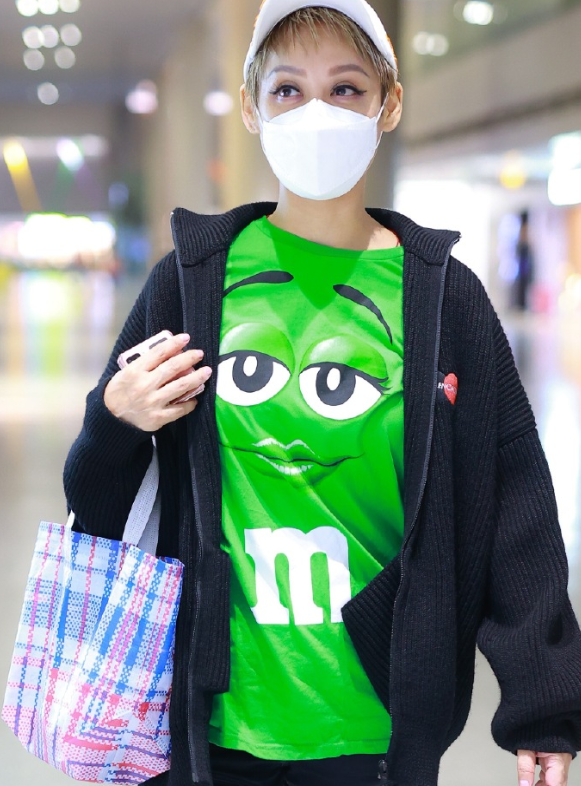 表情包|宁静深夜现身机场，自黑穿同款表情包，手拿编织袋喜感十足