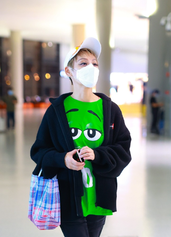 表情包|宁静深夜现身机场，自黑穿同款表情包，手拿编织袋喜感十足