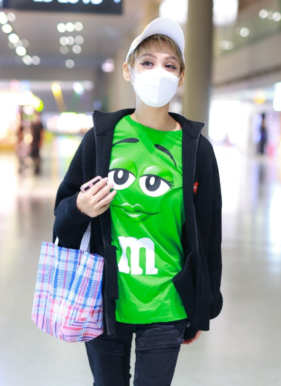 表情包|宁静深夜现身机场，自黑穿同款表情包，手拿编织袋喜感十足