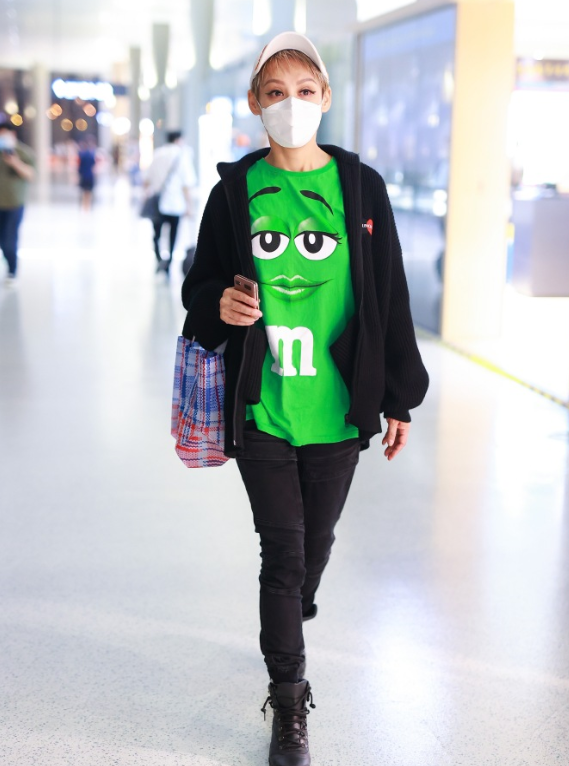 表情包|宁静深夜现身机场，自黑穿同款表情包，手拿编织袋喜感十足